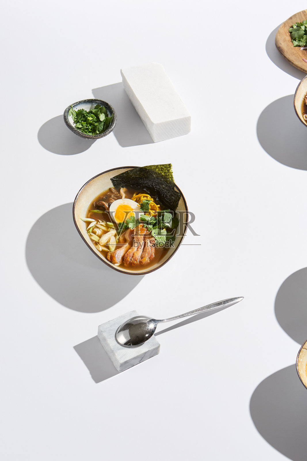 现代简约风格的鸡肉拉面摄影,明亮的灯光与阴影效果照片摄影图片