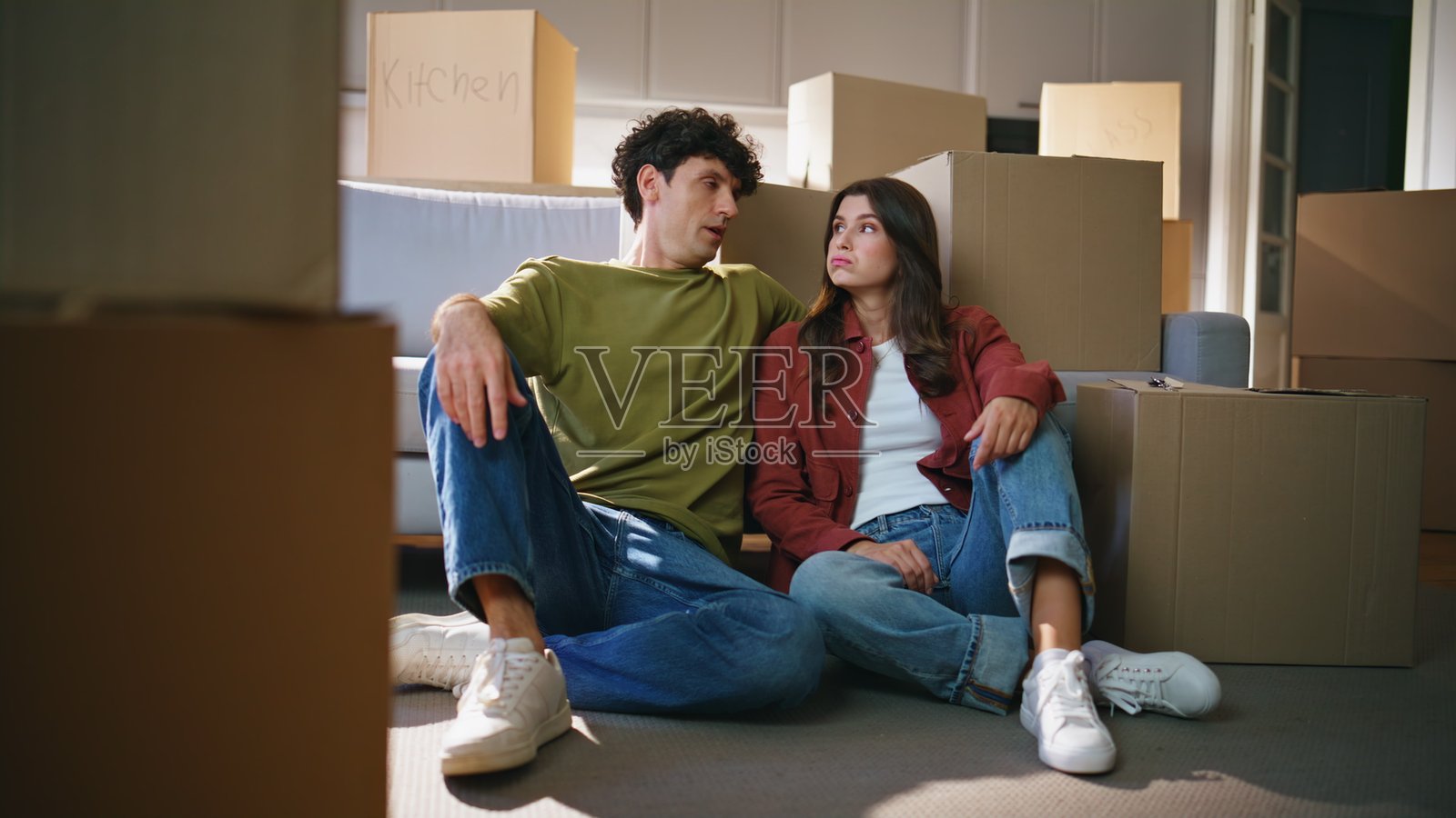 疲惫的夫妻在现代客厅的纸箱之间坐在地板上搬家照片摄影图片