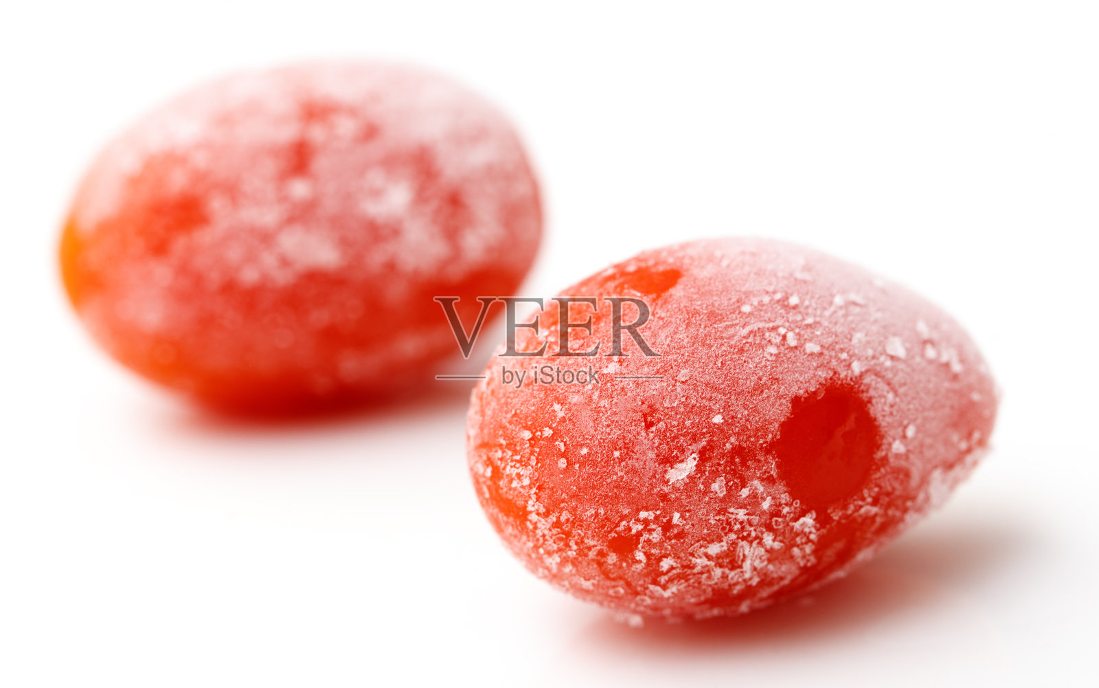 两个小的冷冻红番茄照片摄影图片