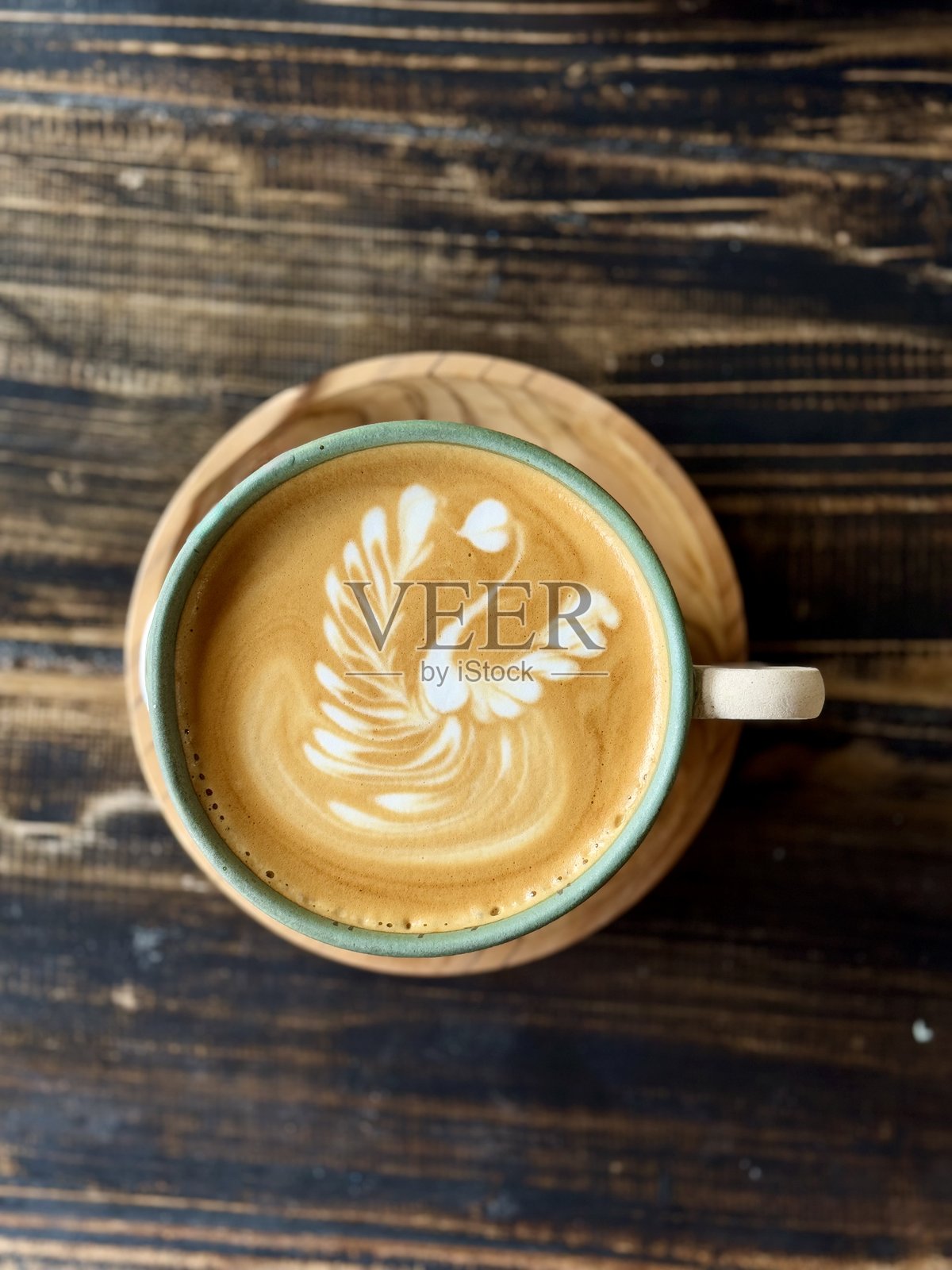 桌子上的一杯咖啡,卡布奇诺或拿铁照片摄影图片