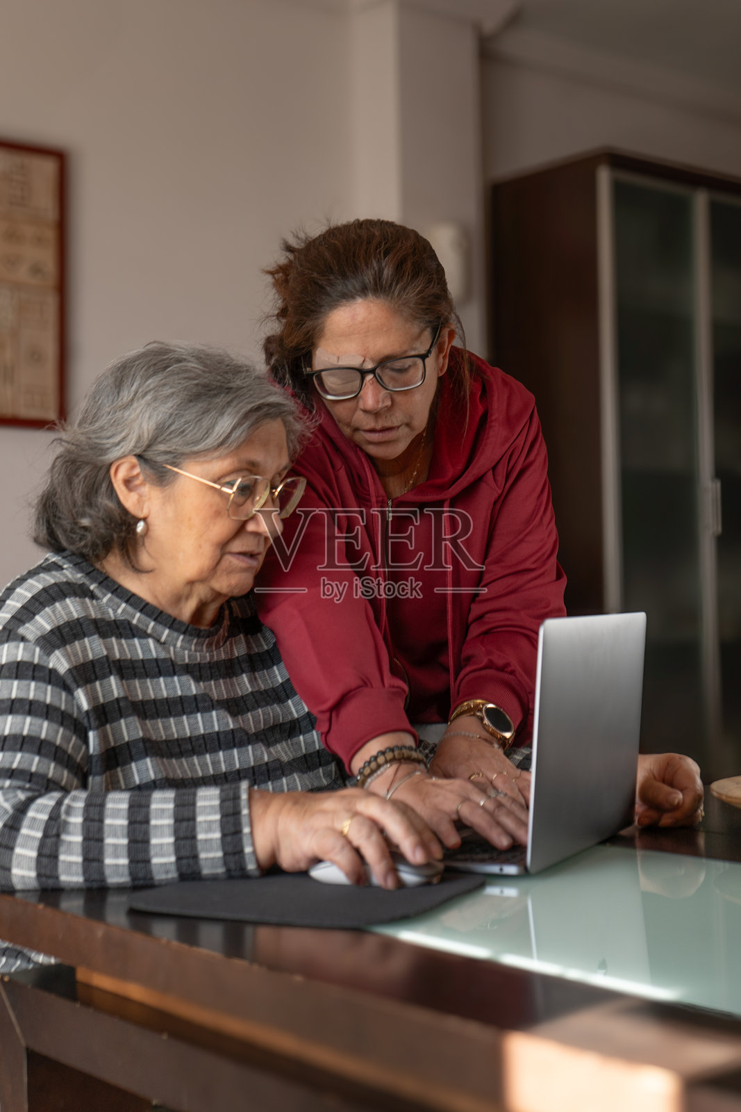 女人帮助她的母亲使用电脑照片摄影图片