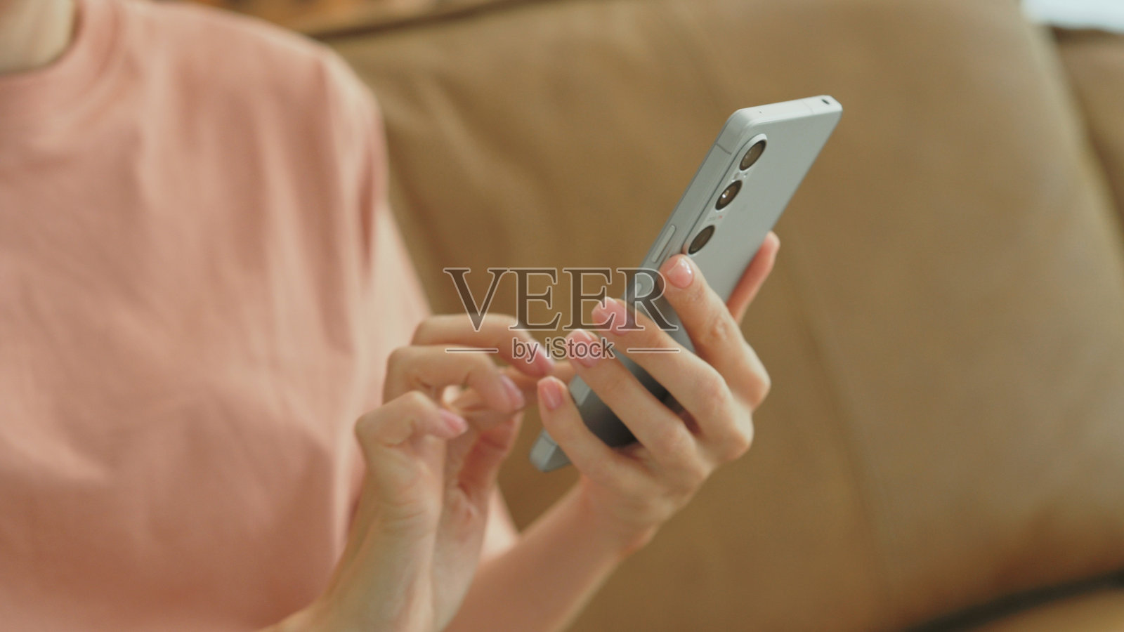 女性手部特写使用智能手机照片摄影图片