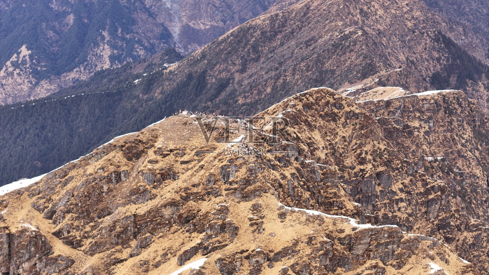 在昌德拉希拉峰上站着的徒步旅行者的航拍镜头照片摄影图片