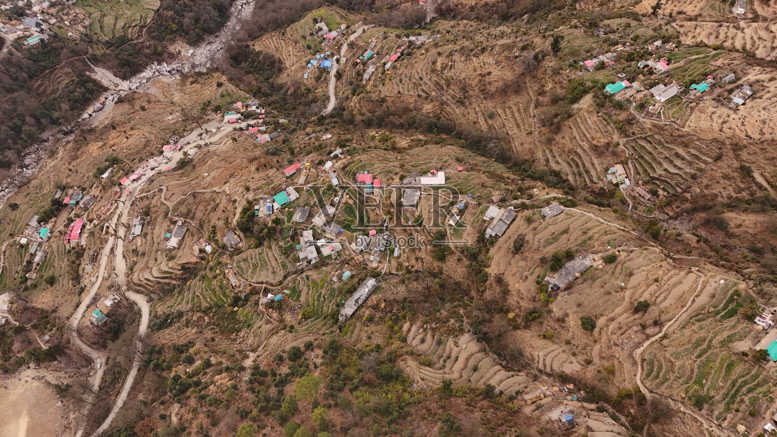乌塔拉坎德小村庄的航拍镜头照片摄影图片