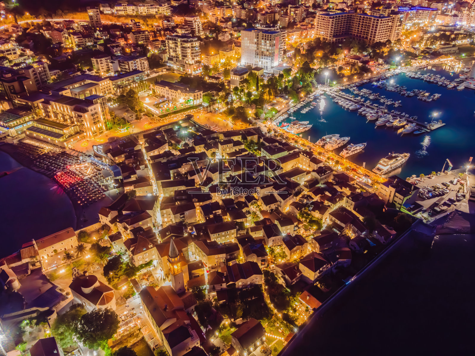 从上方俯瞰黑山的布德瓦城市灯光。夜景。夜间的布德瓦老城无人机视角。照片摄影图片