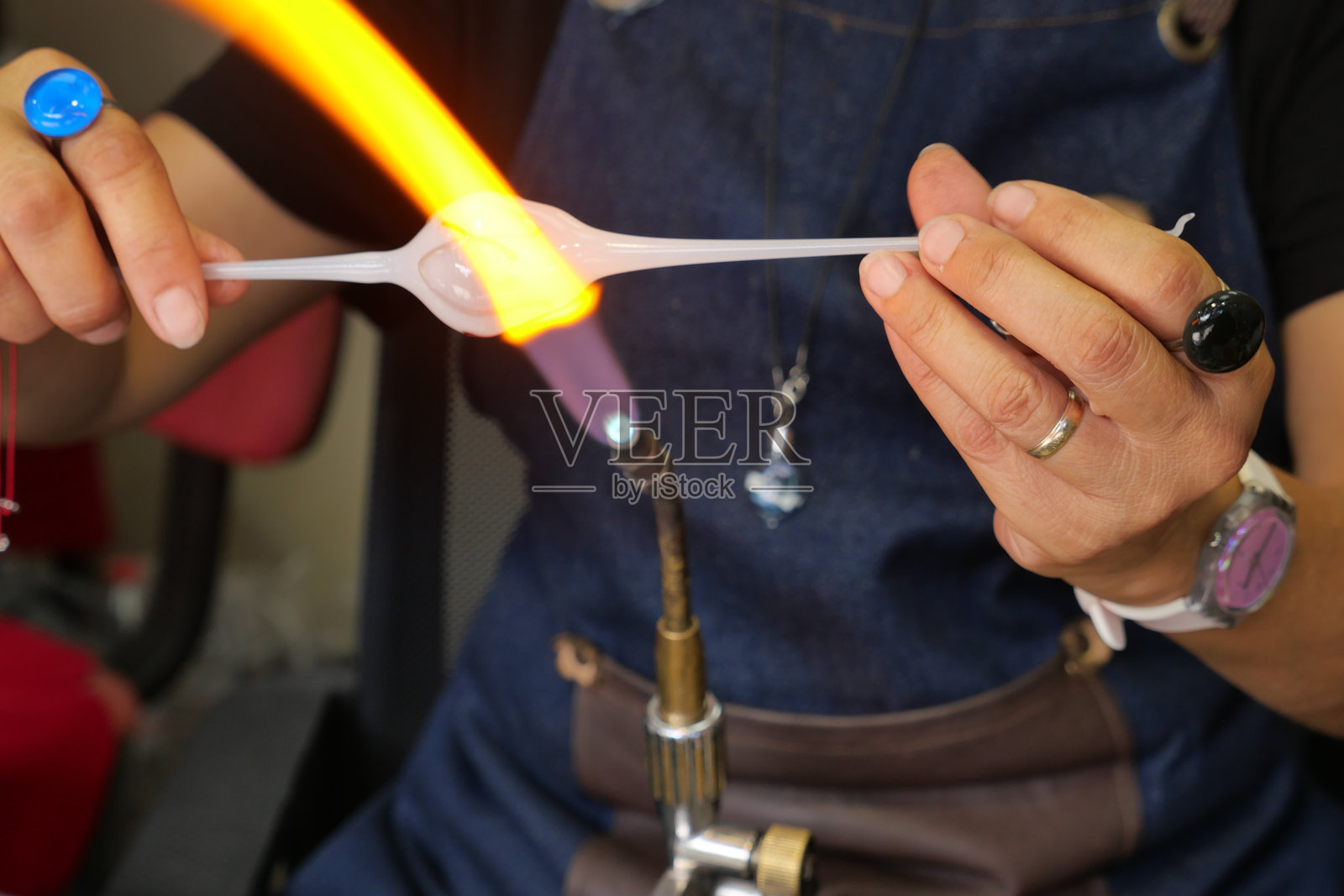 火焰工艺:一种利用火炬进行玻璃成型的技术,用于创造美丽的设计照片摄影图片