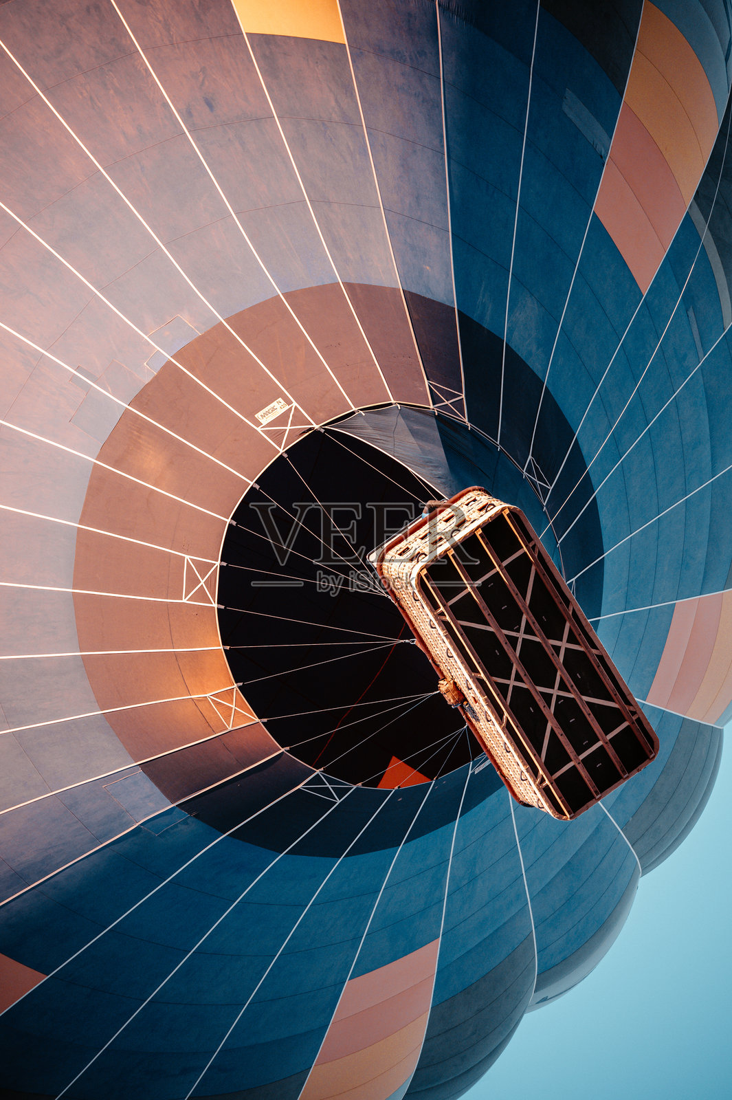 从下方拍摄的热气球起飞细节照片摄影图片