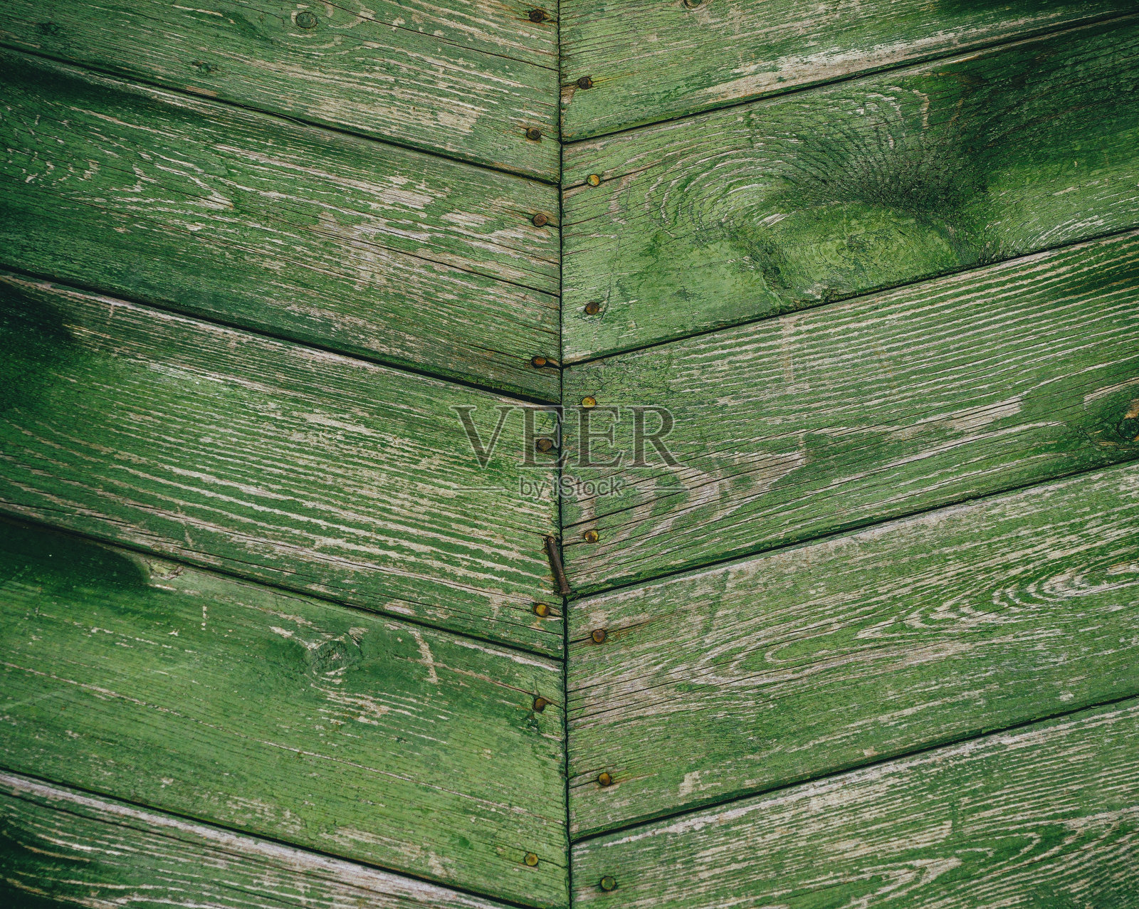 旧绿色木板在中间钉在一起的部分照片摄影图片