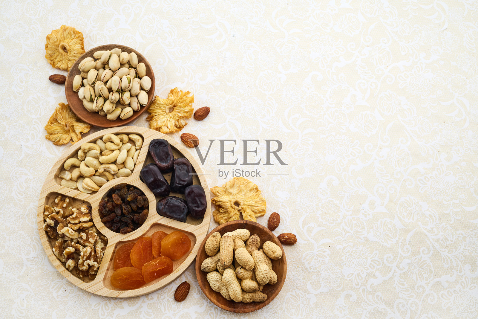 犹太节日图比施瓦特的概念。心形干果和坚果的排列。照片摄影图片