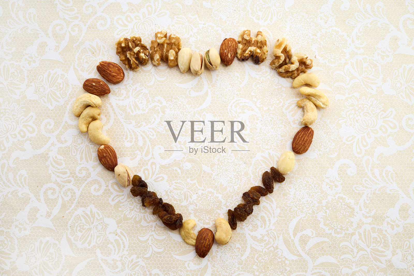 犹太节日图比施瓦特的概念。心形干果和坚果的排列。照片摄影图片