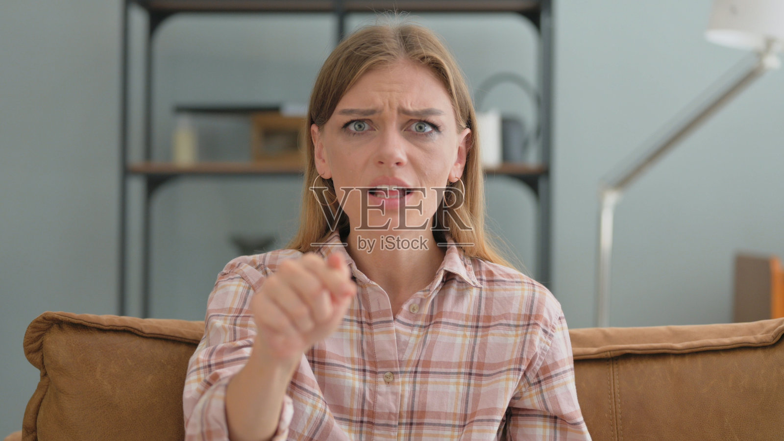 愤怒年轻女性的肖像,愤怒地尖叫和呐喊照片摄影图片