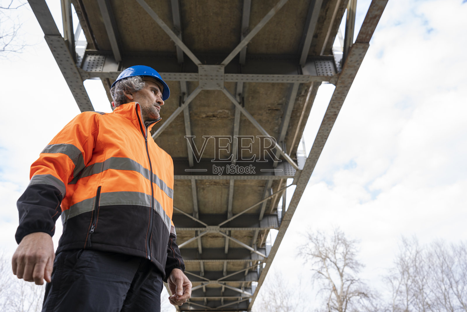 智能基础设施与道路工程。工程师肖像照片摄影图片