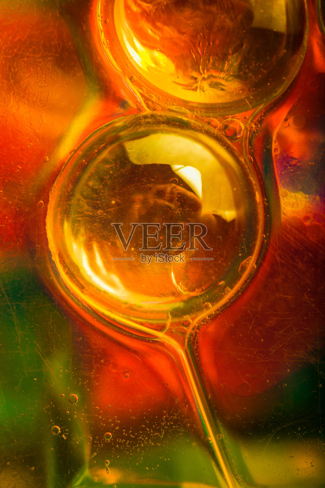 一堆弹珠中间有一个绿色的和一个黄色的照片摄影图片