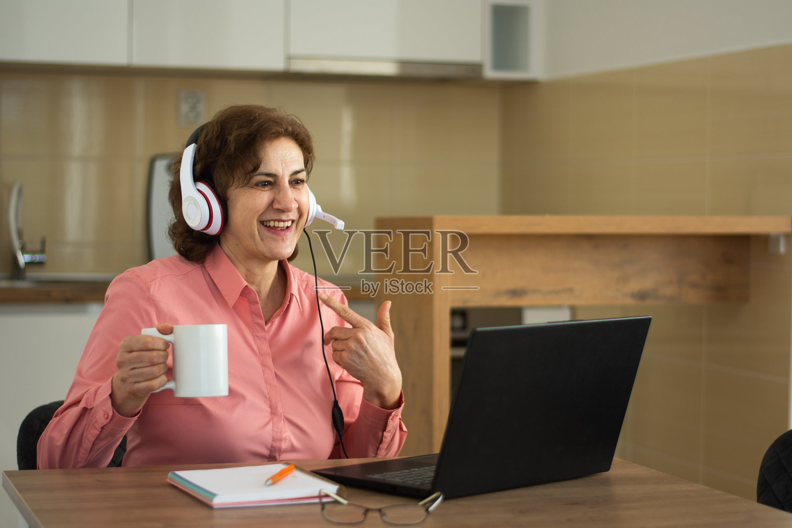 老年人在家进行在线学习照片摄影图片