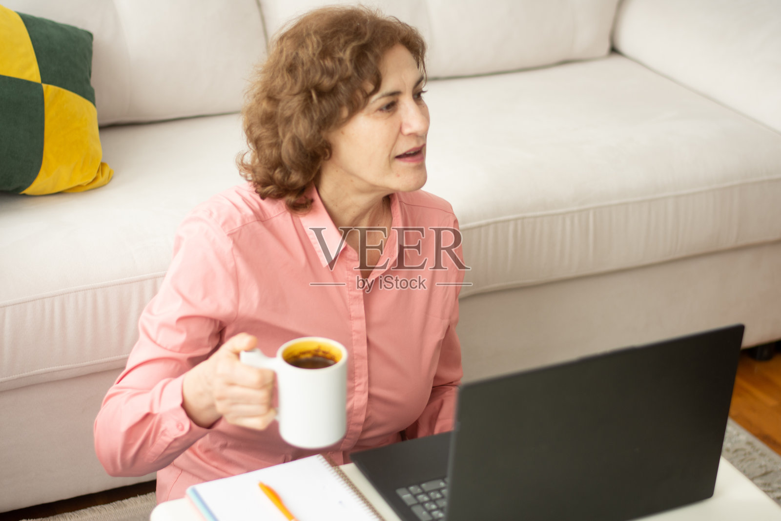 老年人在家进行在线学习照片摄影图片