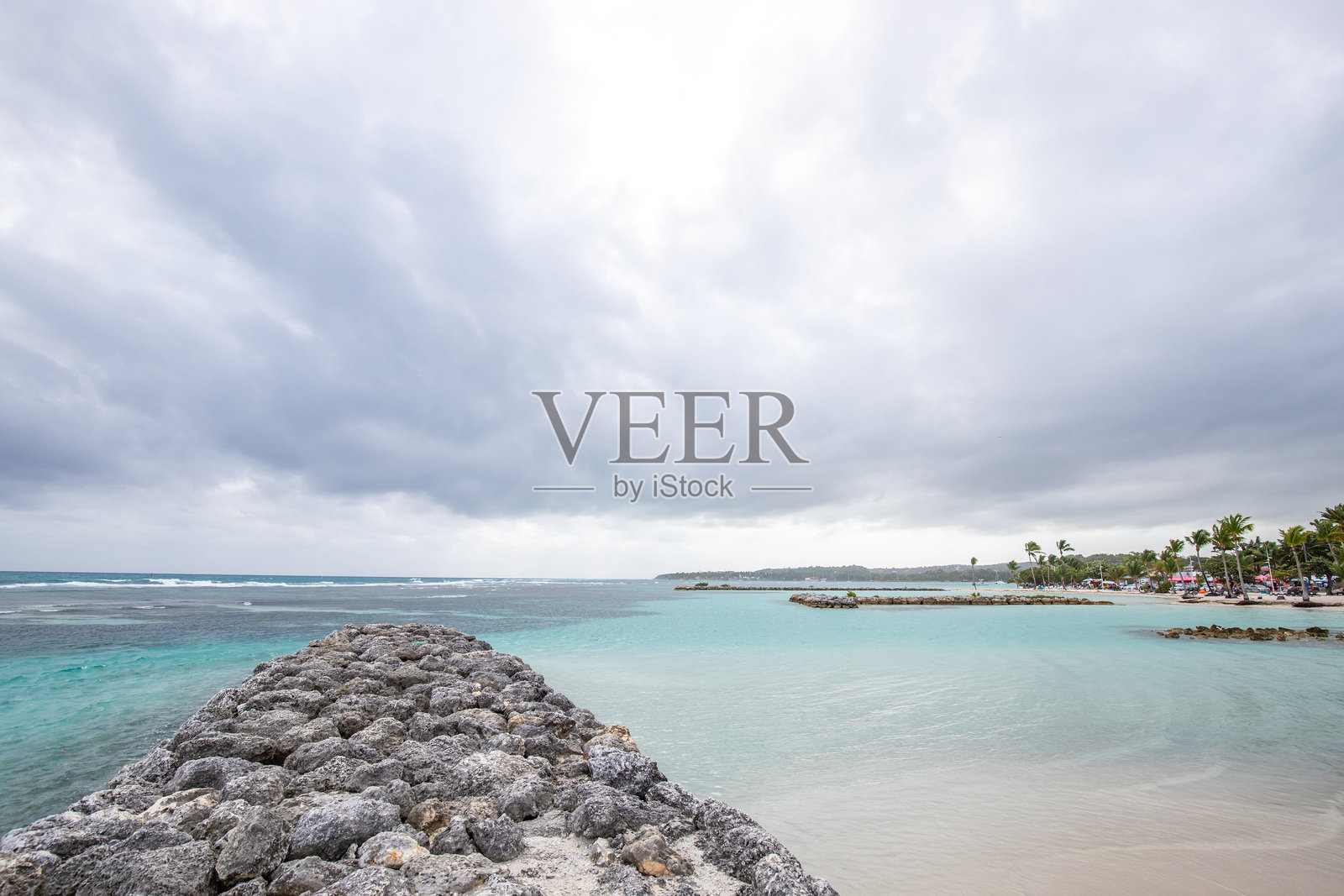 加勒比海梦幻沙滩,棕榈树、白色沙滩和碧蓝清澈的海水。圣安娜海滩,大特尔岛,瓜德罗普,法属安提利。照片摄影图片