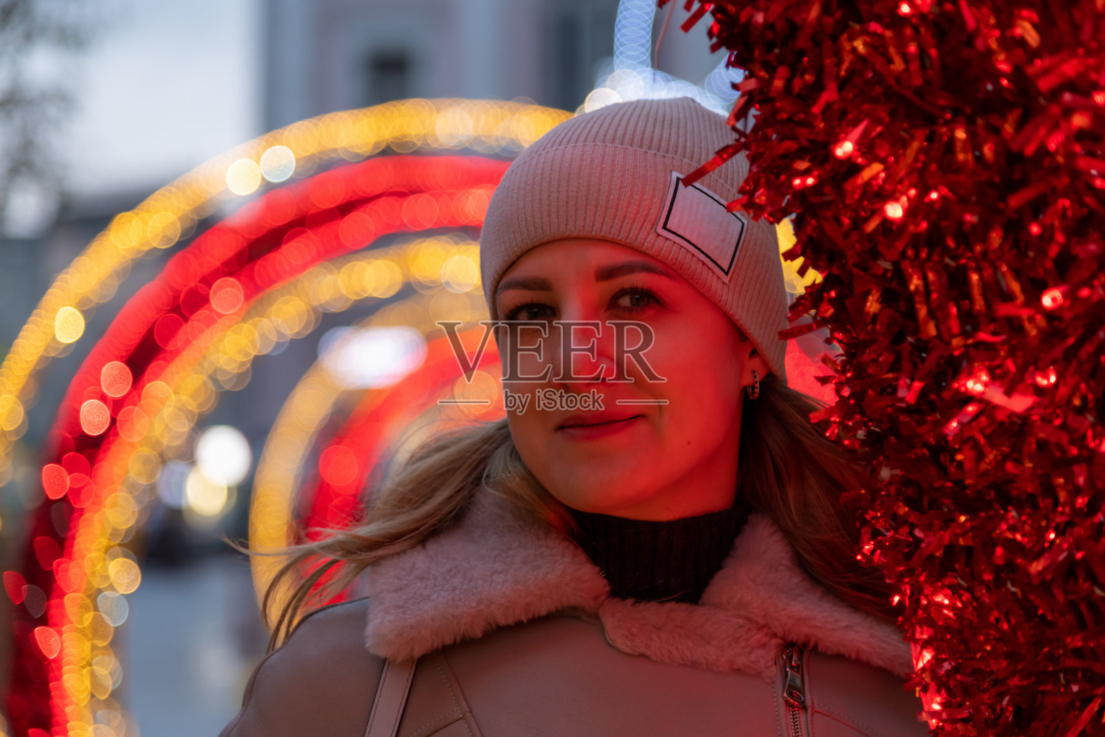 女人站在圆形发光装饰旁边照片摄影图片