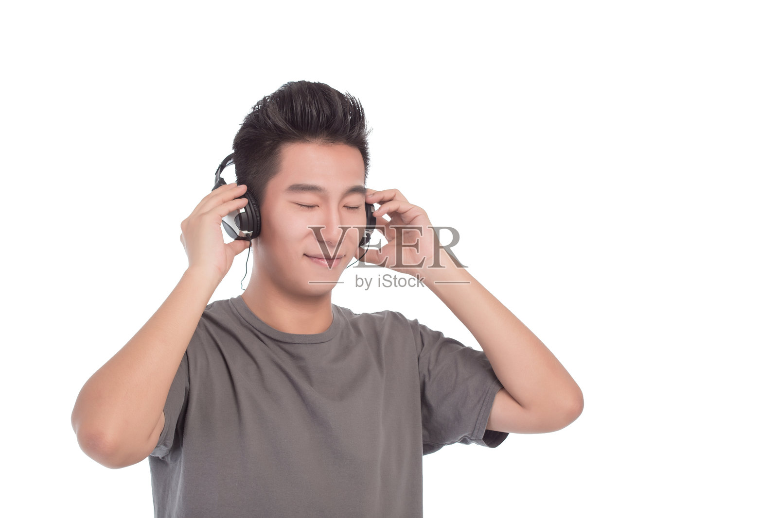 帅气的年轻男子戴上耳机照片摄影图片