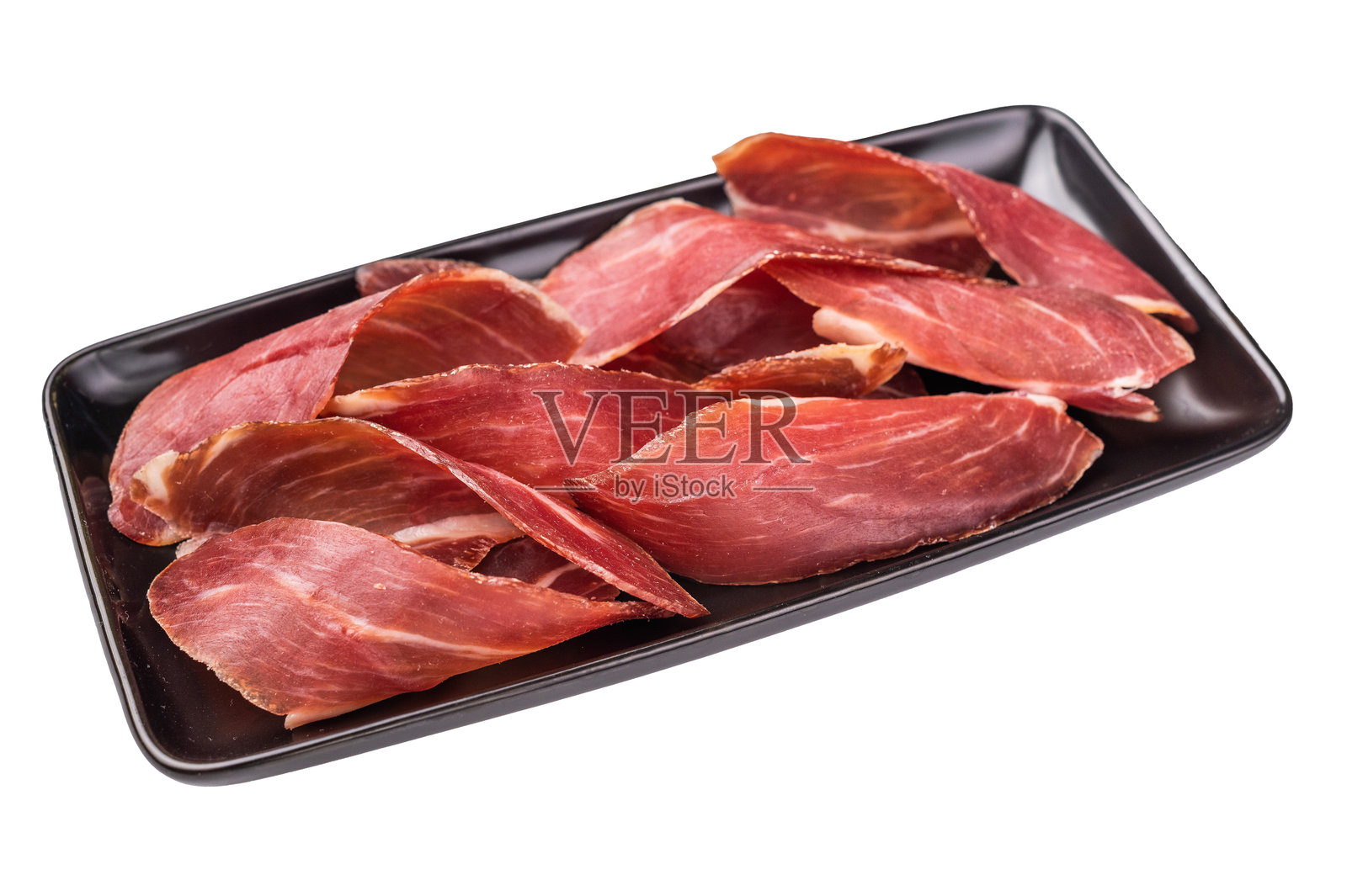 塞尔维亚火腿普尔苏特,切片的腌制猪肉,放在白色背景的盘子上。俯视图照片摄影图片