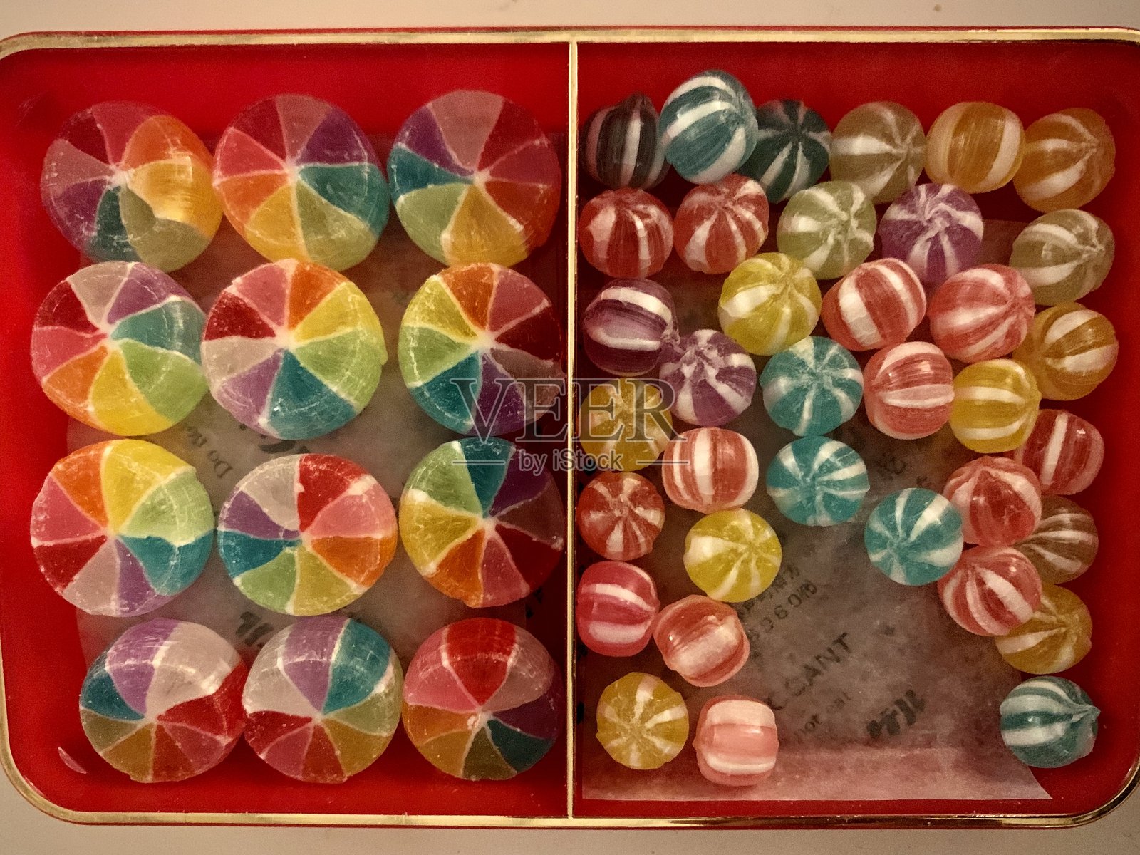 罐子里排列的条纹糖果照片摄影图片