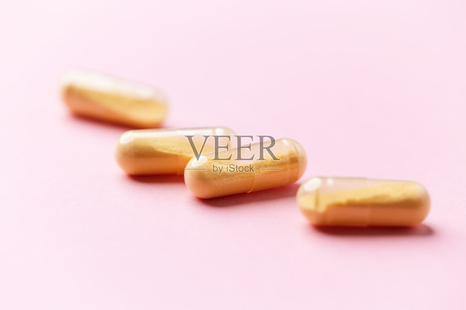 辅酶Q10胶囊。膳食补充剂。明亮的纸张背景。特写。照片摄影图片