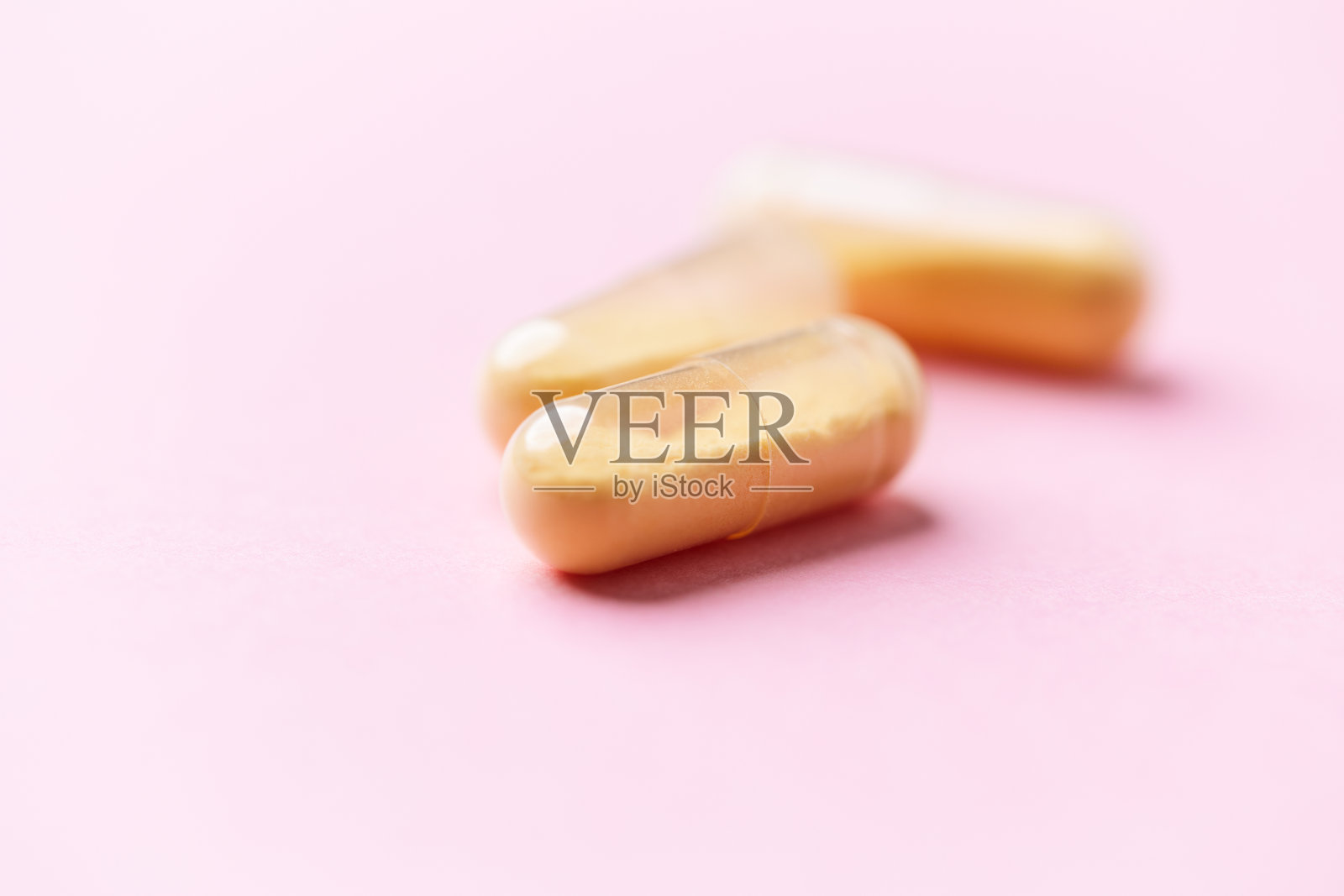 辅酶Q10胶囊。膳食补充剂。明亮的纸张背景。特写。照片摄影图片