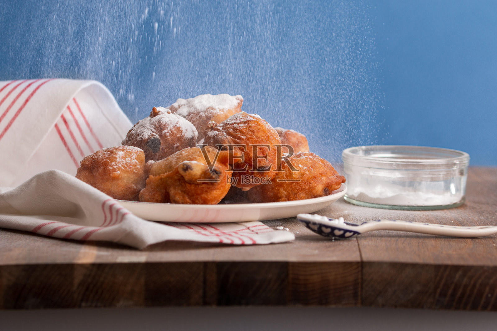 美味的传统新年夜新鲜烤制的油炸面团球照片摄影图片