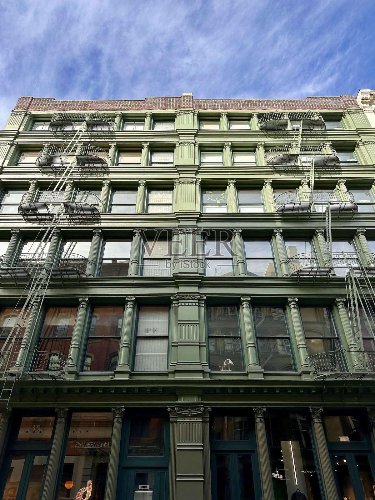 带有消防逃生通道的绿色铸铁店面(纽约,纽约,美国)照片摄影图片