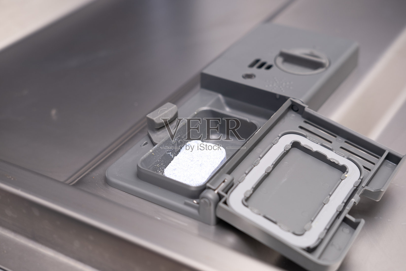 女孩在厨房清洗洗碗机照片摄影图片