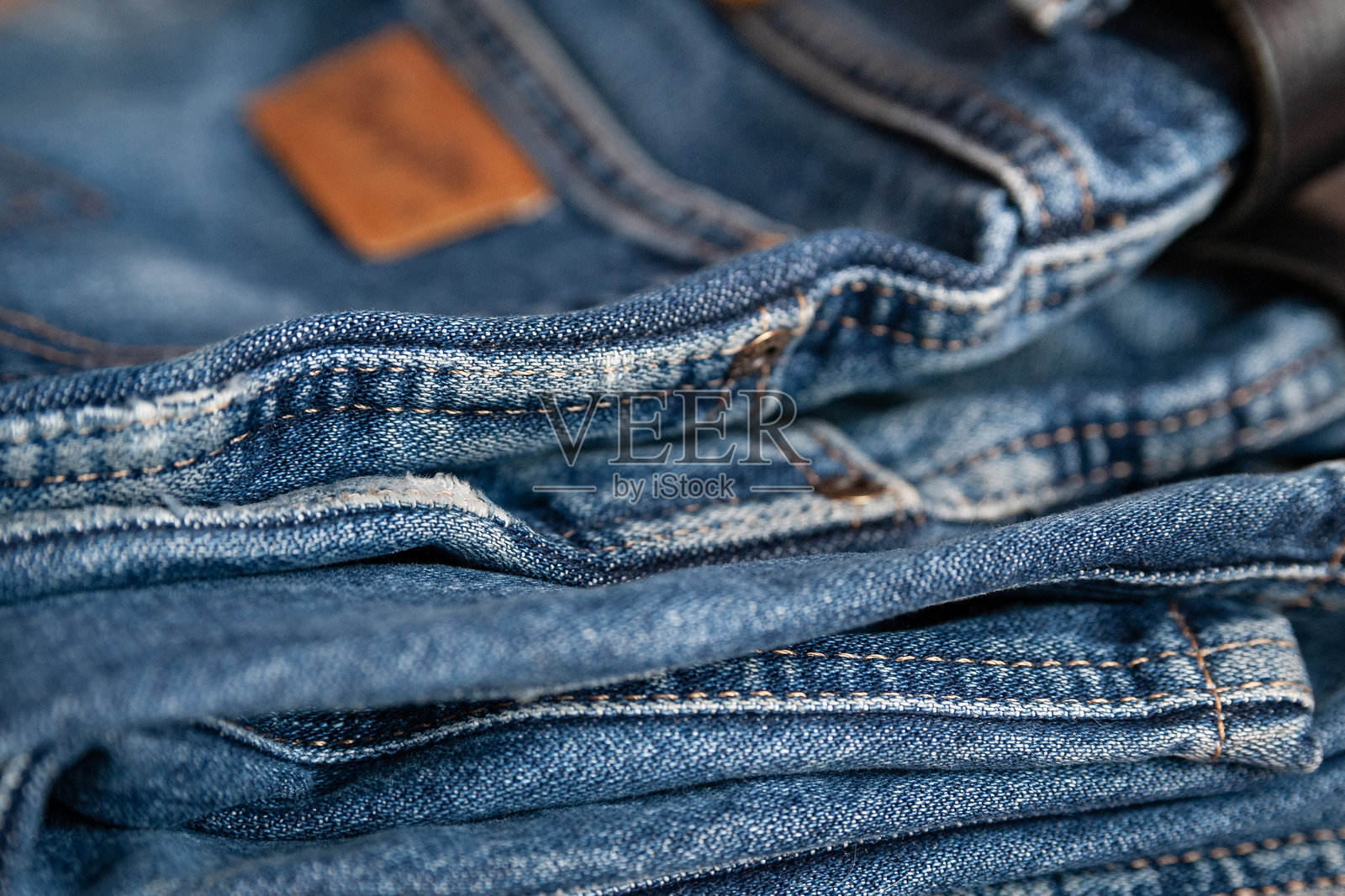 蓝色牛仔裤。破旧的棉布碎片照片摄影图片