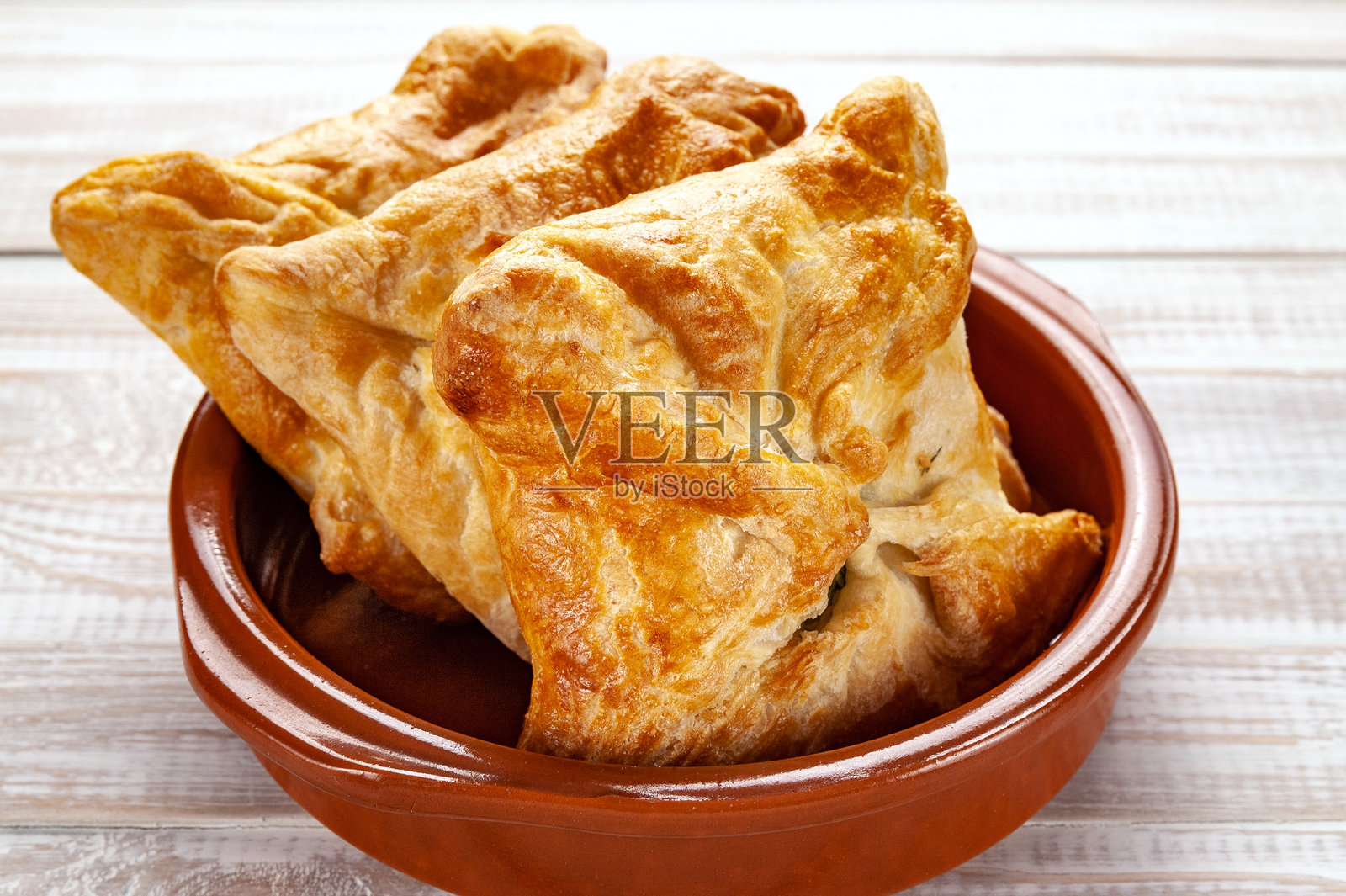 新鲜的蔬菜馅包子。白色木桌上的小麦面包与蔬菜馅。照片摄影图片