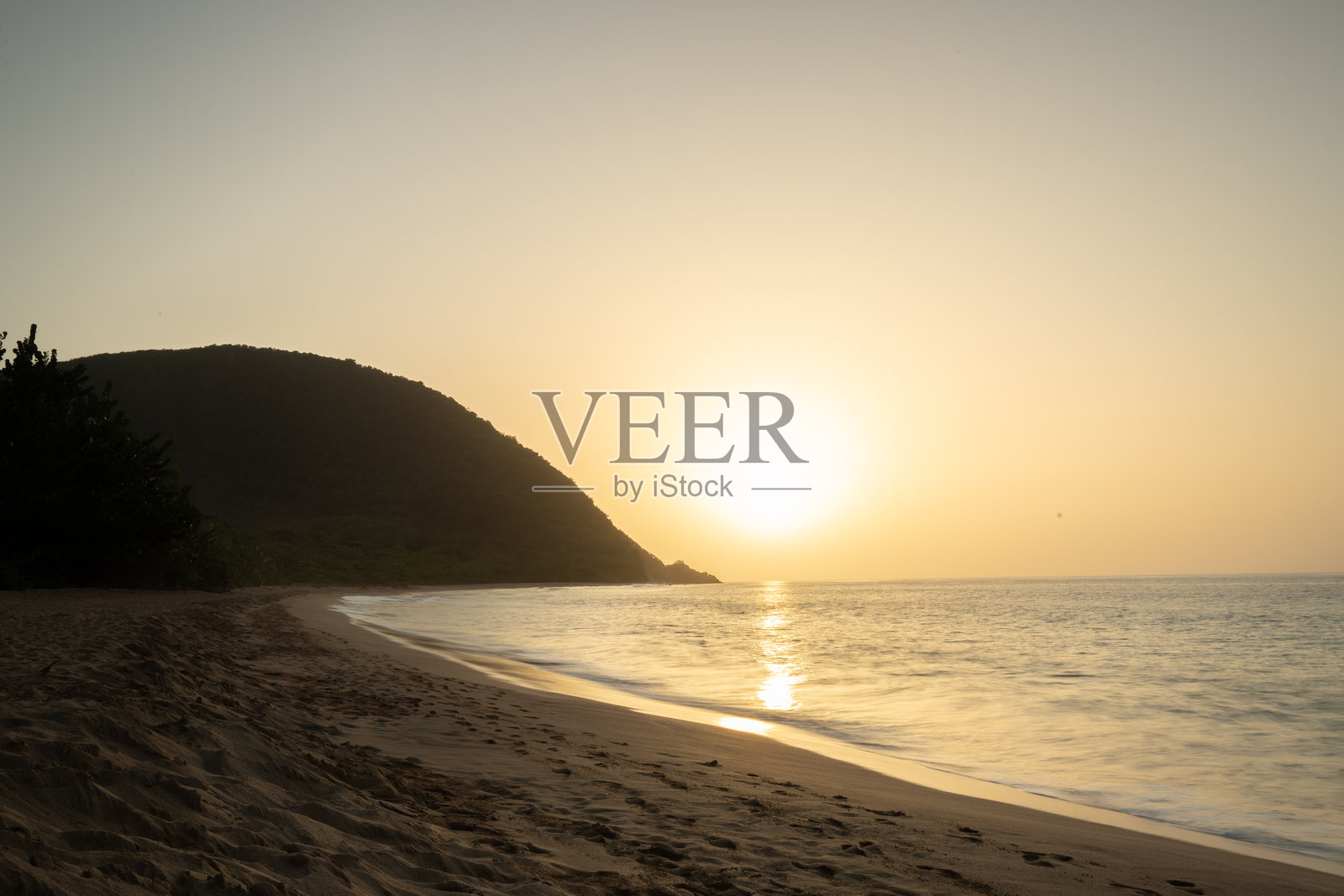 瓜德罗普,法属安的列斯群岛的加勒比海岛屿。大安斯海滩的景色。孤独的海湾和日落时的海景。热带梦幻的风景照,波浪,棕榈树。照片摄影图片