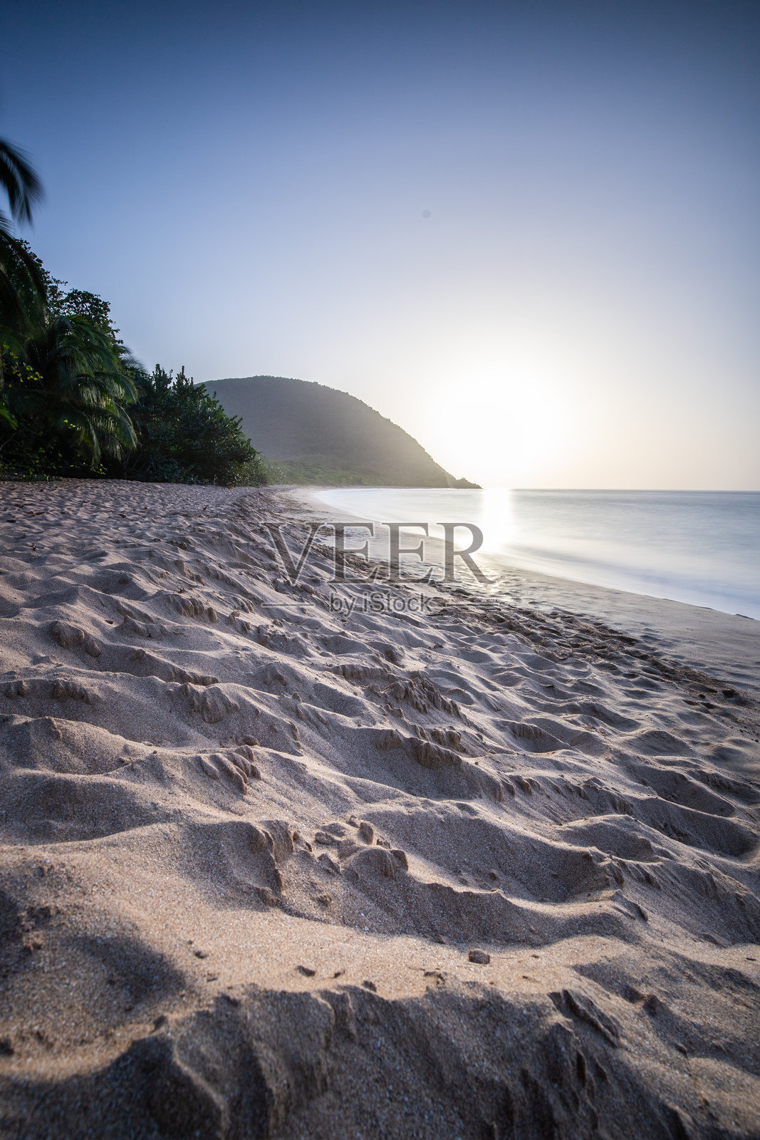 瓜德罗普,法属安的列斯群岛的加勒比海岛屿。俯瞰大安斯海滩。孤独的海湾和日落时的海景。热带梦幻的风景,波浪,棕榈树。照片摄影图片
