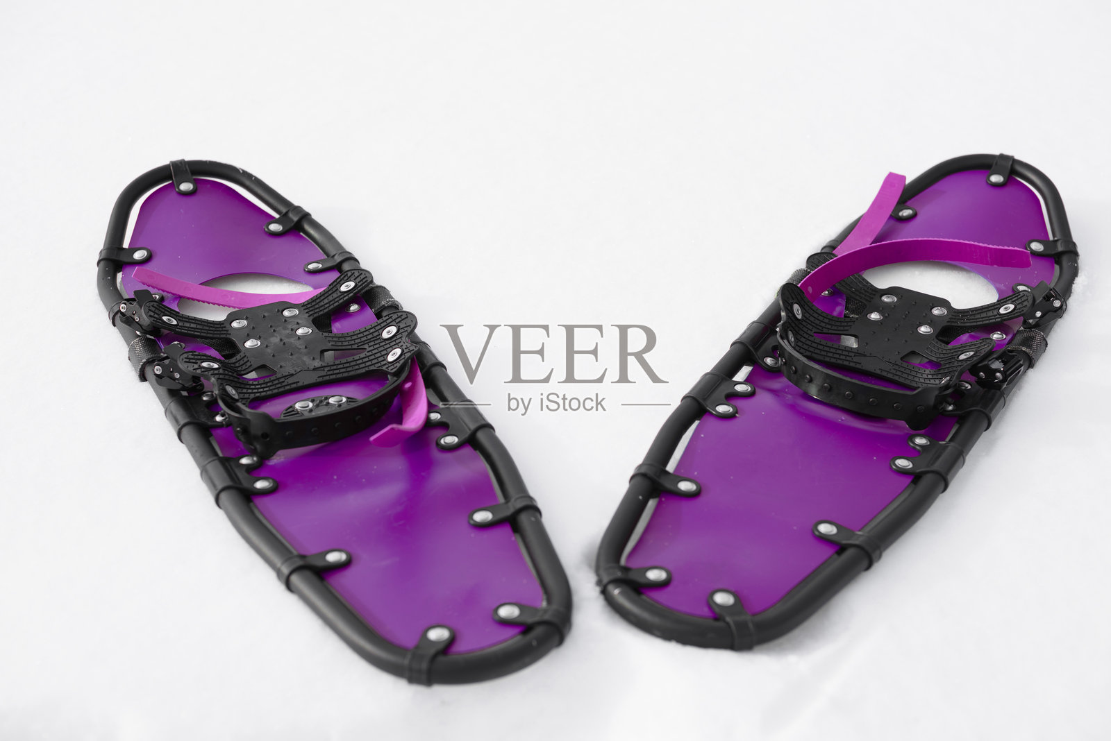 男子穿着雪鞋在雪地上行走照片摄影图片