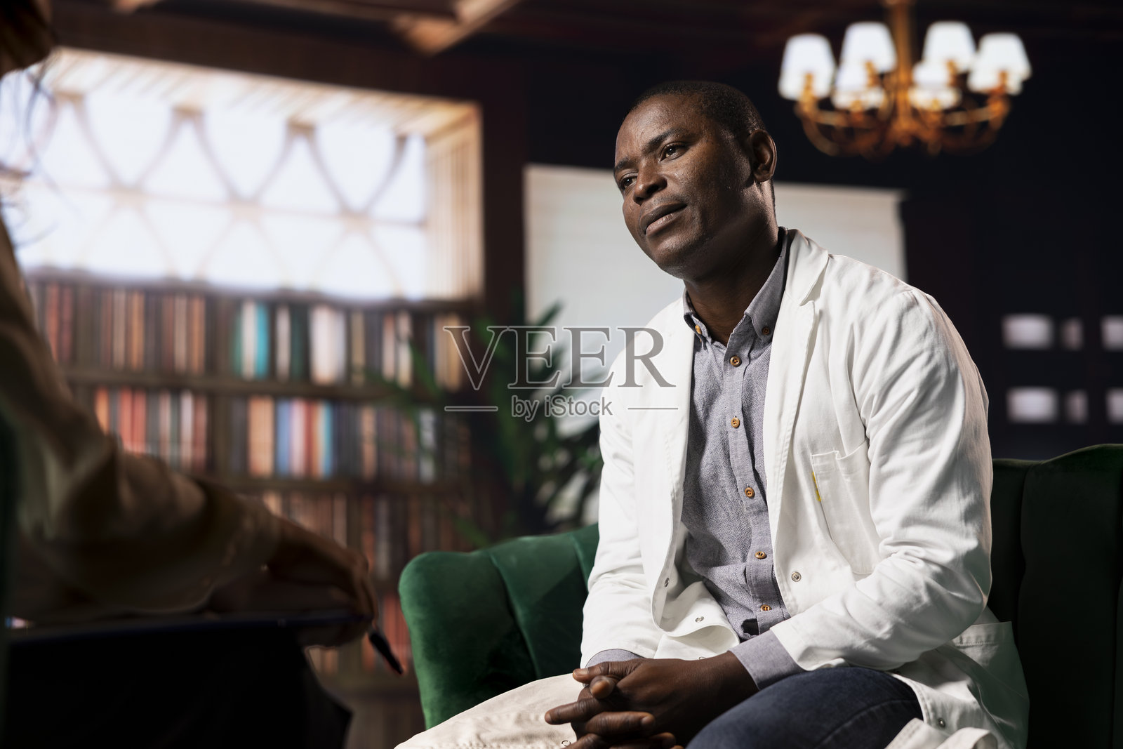 非裔美国医生与患者分享他的糟糕经历照片摄影图片