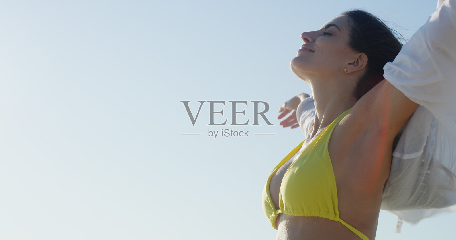 旅行,女性在户外微笑,享受夏季冒险、目标和健康庆祝。模拟空间,人物在蓝天下伸展双臂,适合假期出游,兴奋和度假。照片摄影图片