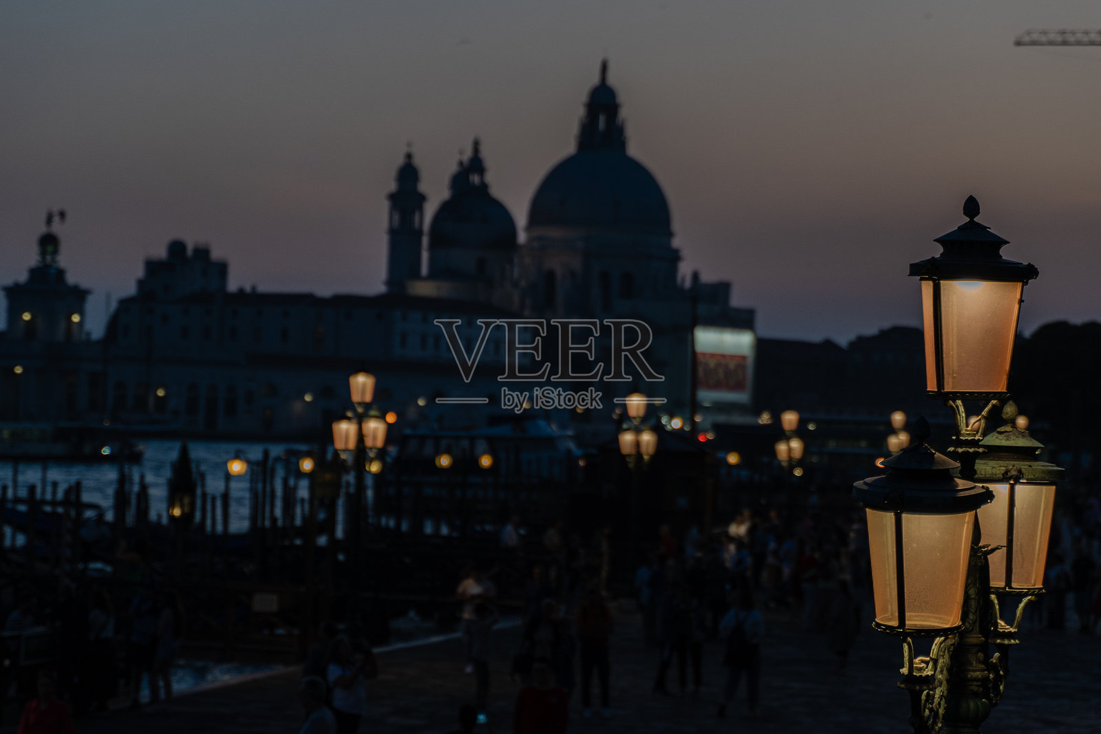 夜晚的威尼斯。街灯特写映衬着夜城的背景照片摄影图片