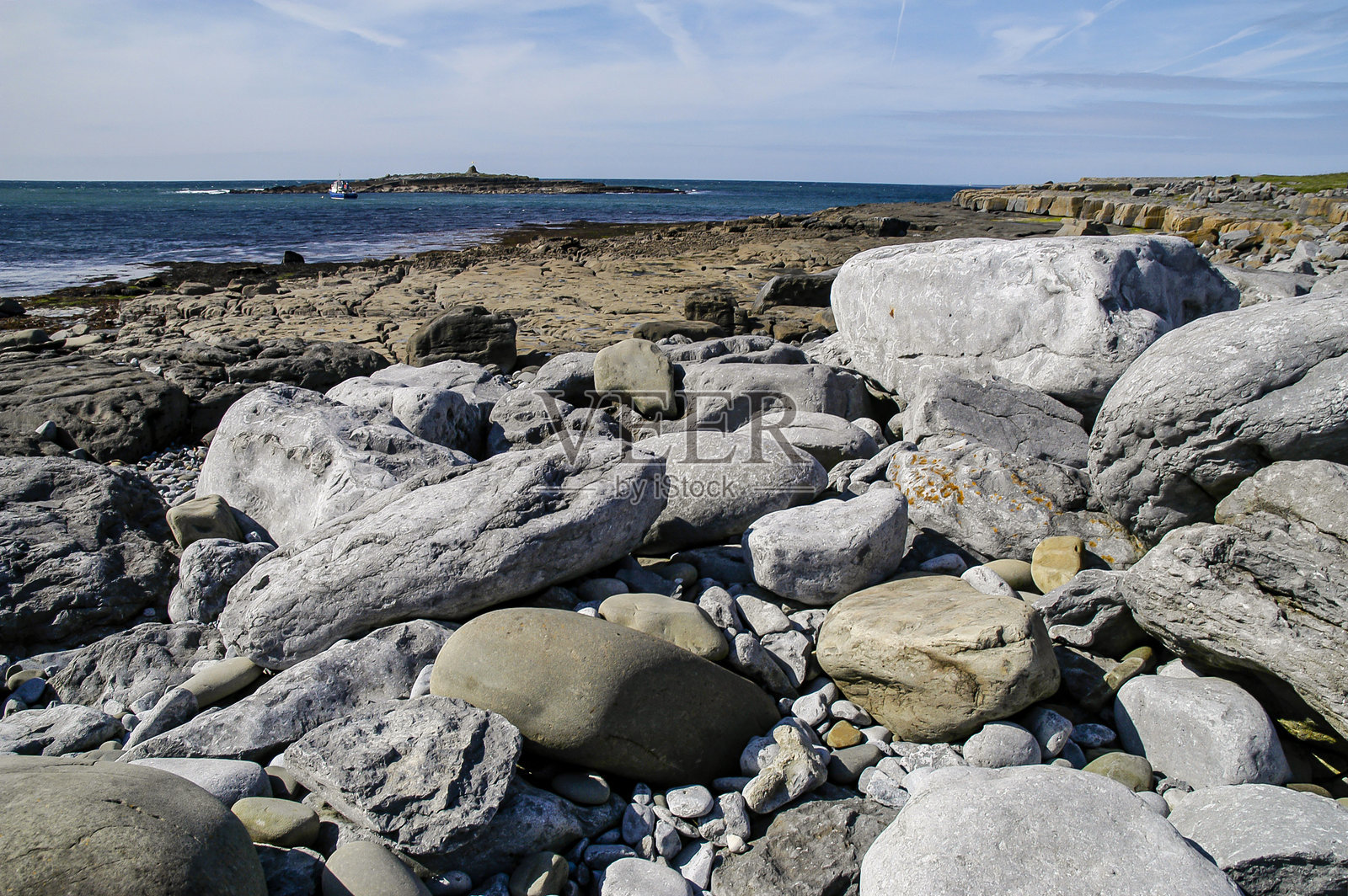 爱尔兰克莱尔郡的布伦地区崎岖的风景。布伦国家公园暴露的喀斯特石灰岩基岩。照片摄影图片