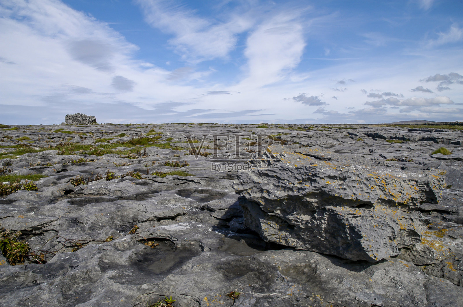 爱尔兰克莱尔郡的布伦地区崎岖的风景。布伦国家公园的喀斯特石灰岩基岩。照片摄影图片