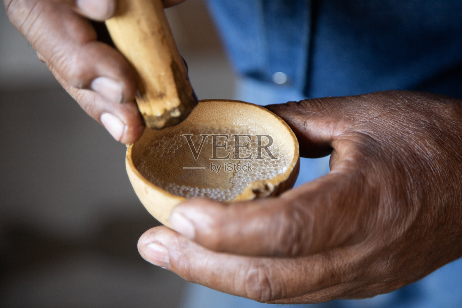 梅斯卡尔的泡沫。梅斯卡尔大师通过观察产生的气泡来计算梅斯卡尔的酒精含量。照片摄影图片