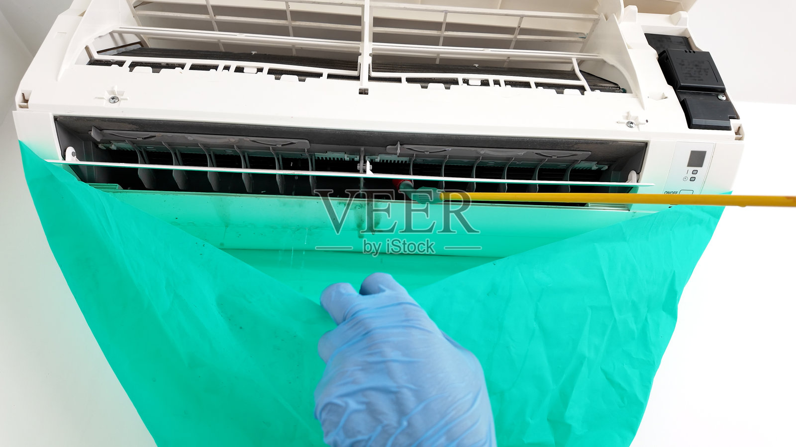 在家中清洁和维护空调设备。照片摄影图片