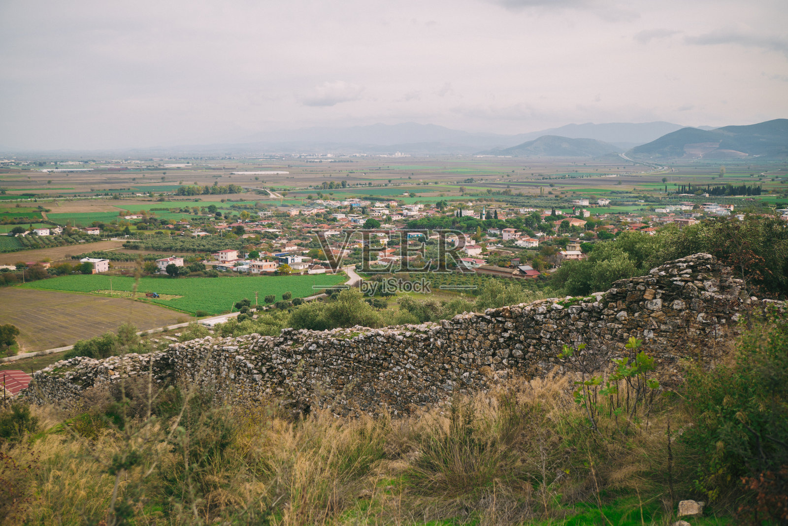 土耳其伊兹密尔的古城大都会遗址,展示了寺庙、浴场和剧院的遗迹照片摄影图片