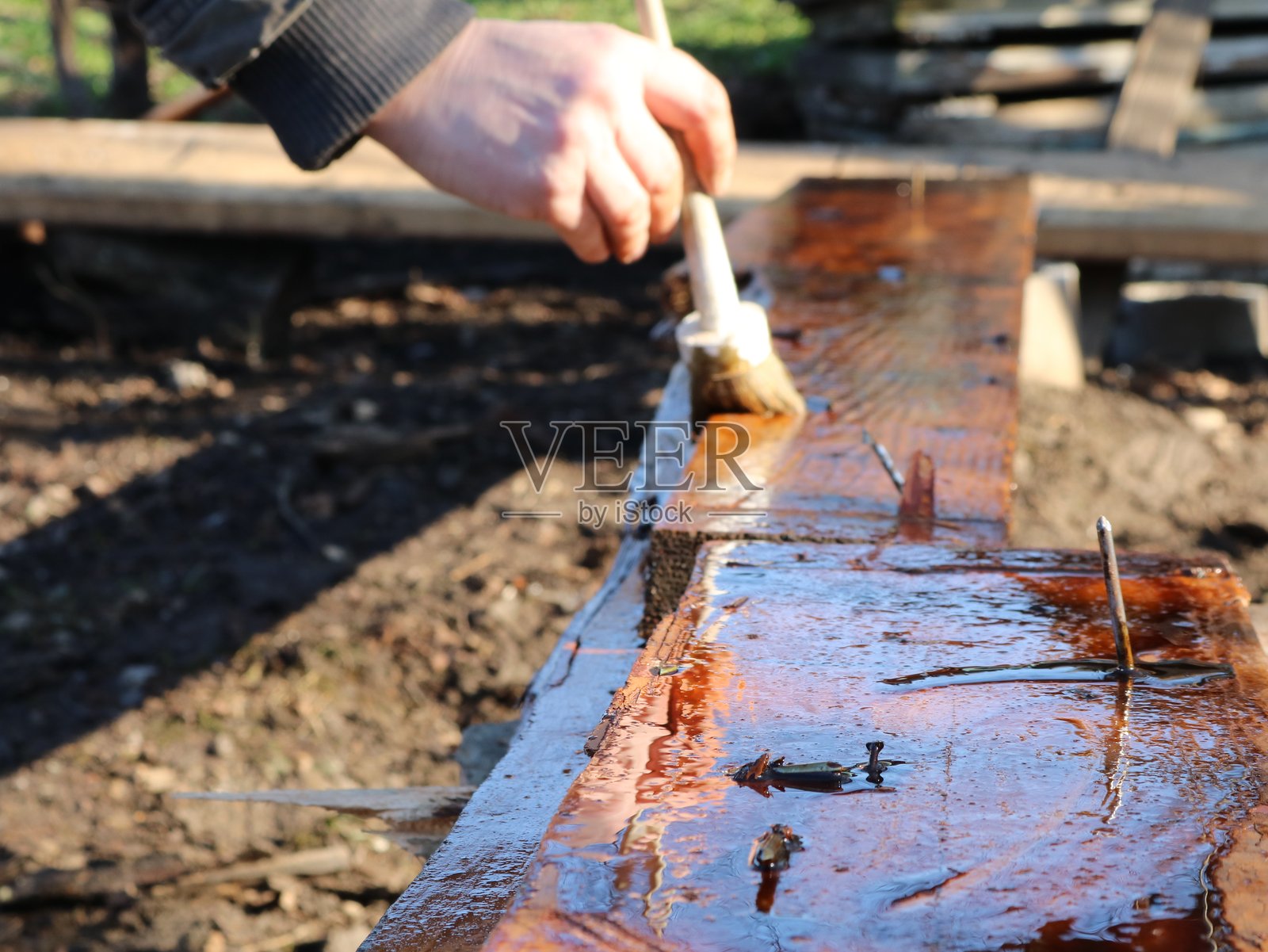 手工在木板上涂抹保护油涂层照片摄影图片