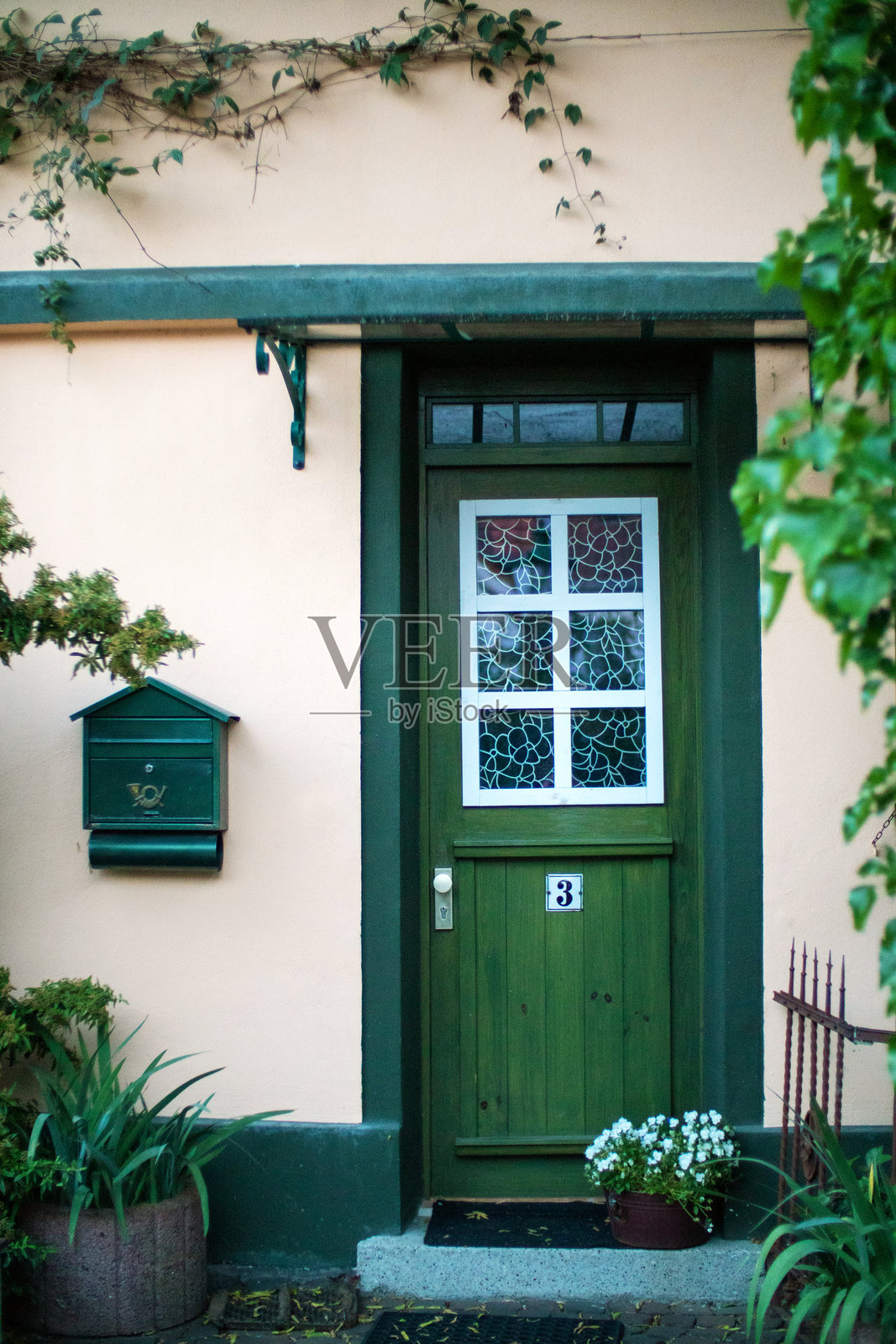 欧洲村庄中的绿色门照片摄影图片