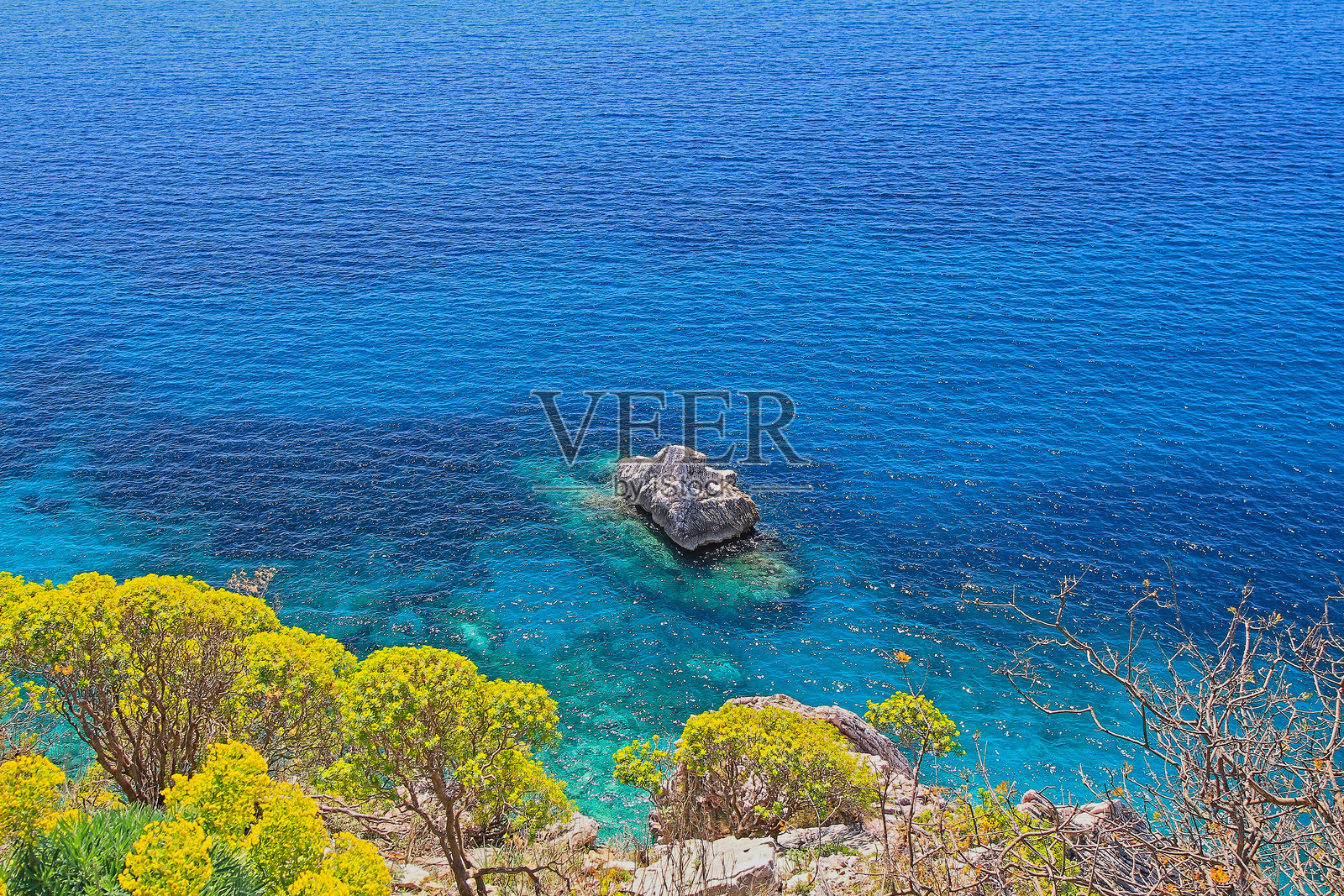 亚得里亚海中的岩石照片摄影图片