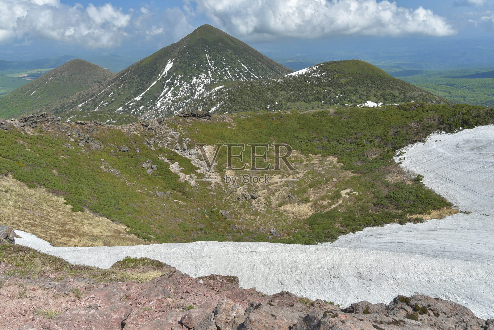 春天的八甲田,来自大岳山顶的视角。日本青森。照片摄影图片