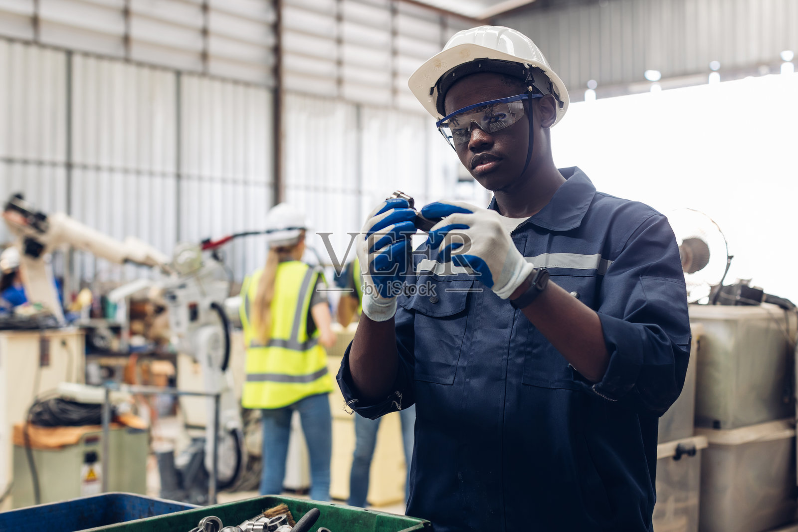 工人在工厂现场检查机器或产品。工头或技术员在工厂检查材料或机器。重工业工厂概念。照片摄影图片