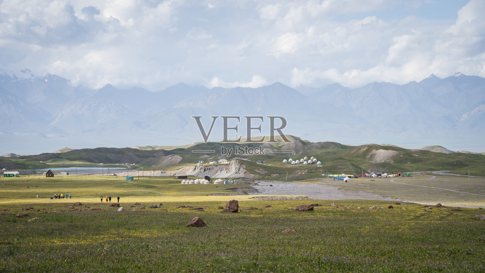 帕米尔山脉下的登山探险营地与阿尔卑斯风光照片摄影图片