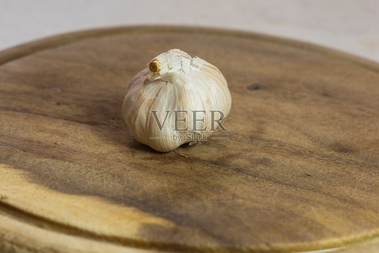 木砧板上的大蒜瓣连壳照片摄影图片