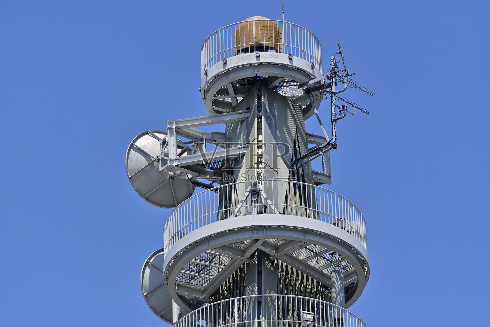 蓝天背景下高耸的无线电通信塔照片摄影图片